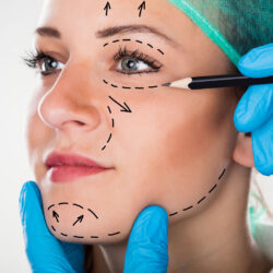 chirurgiczny lifting twarzy i szyi