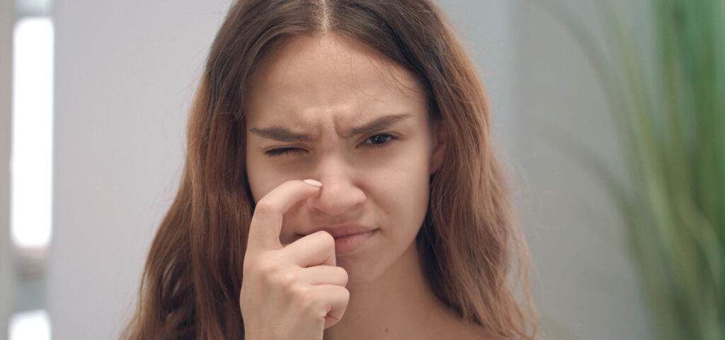 kobieta z trudnościami w oddychaniu przez nos – niedrożność nosa