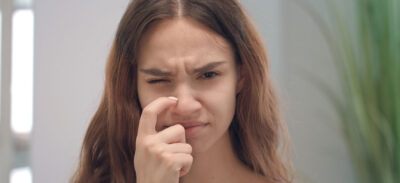 kobieta z trudnościami w oddychaniu przez nos – niedrożność nosa