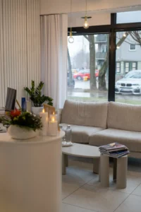 poczekalnia przy recepcji kliniki otco warszawa mokotow